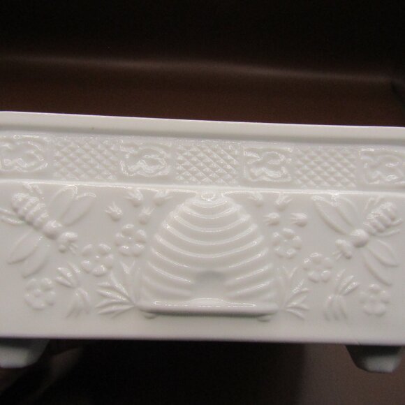 Vintage Tiara Indiana Milk Glass Bee Candy Dish - Picture 5 of 9